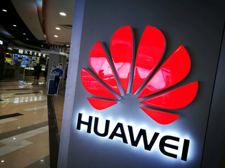 New Huawei Phone Will Ship Without Facebook App Pre-Installed