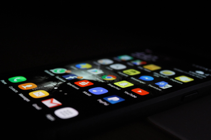 Govt Order Prohibiting Chinese Apps on Google Play Store, App Store is Fake: PIB